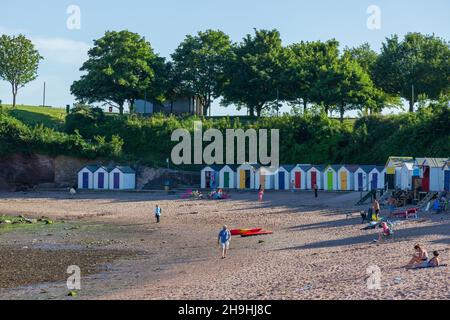 BROADSANDS, DEVON, UK - LUGLIO 28 : capanne sulla spiaggia a BroadSands. Devon il 28 luglio 2012. Persone non identificate Foto Stock