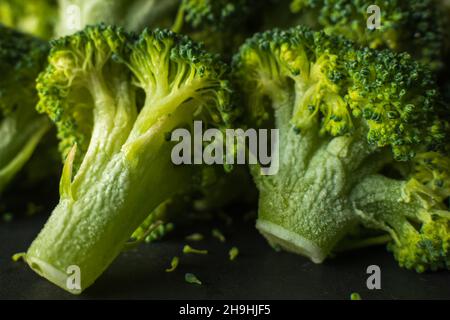 Broccoli verdi congelati su fondo scuro closup Foto Stock