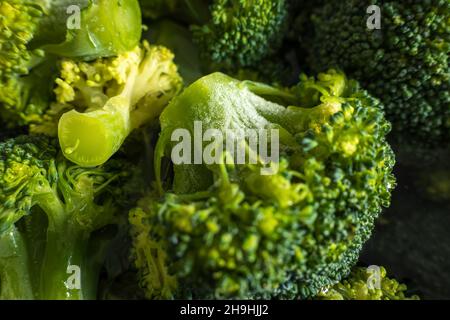 Broccoli verdi congelati su fondo scuro closup Foto Stock