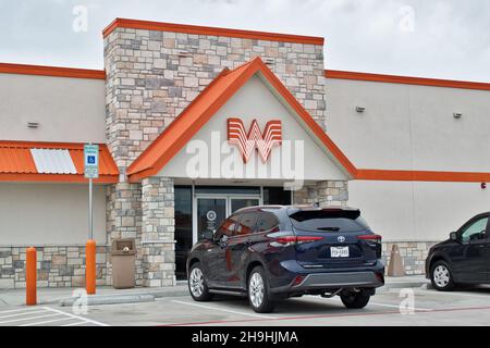 Houston, Texas USA 12-05-2021: L'esterno dell'edificio del ristorante Whataburger in una posizione a Houston, Texas. Catena alimentare regionale americana fondata nel 1950. Foto Stock