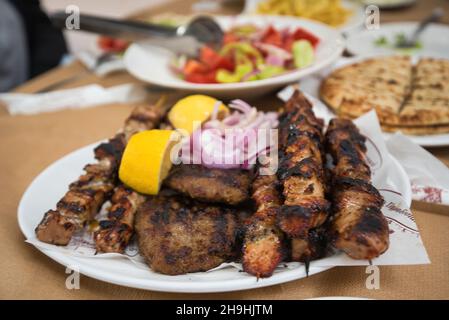 Souvlaki tradizionale fatto a mano, succosa maiale ben cotto in taverna greca, Larissa 12-6-2021 Foto Stock