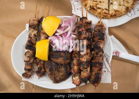 Souvlaki tradizionale fatto a mano, succosa maiale ben cotto in taverna greca, Larissa 12-6-2021 Foto Stock