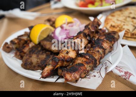 Souvlaki tradizionale fatto a mano, succosa maiale ben cotto in taverna greca, Larissa 12-6-2021 Foto Stock