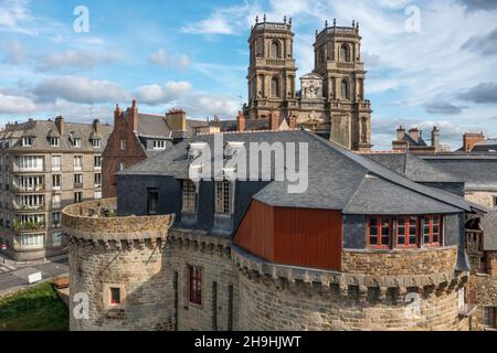 Rennes (Bretagna, Francia nord-occidentale): Vista aerea della porta “Portes Mordelaises” e la Cattedrale di Saint-Pierre (St Pietro) Foto Stock