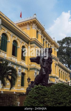 Eroica statua comunista, Central Post Office (Bưu điện Trung), Ho Chi Minh City, Viet Nam Foto Stock
