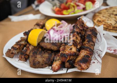 Souvlaki tradizionale fatto a mano, succosa maiale ben cotto in taverna greca, Larissa 12-6-2021 Foto Stock