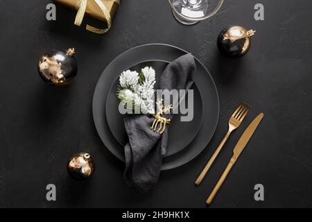 Tavola Di Natale Che Imposta Piatti Neri E Decorazioni Dorate - Fotografie  stock e altre immagini di Cena - iStock