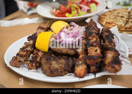 Souvlaki tradizionale fatto a mano, succosa maiale ben cotto in taverna greca, Larissa 12-6-2021 Foto Stock