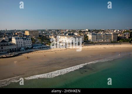 Dinard (Bretagna, Francia nord-occidentale): Vista aerea della spiaggia “plage de l’Ecluse” al mattino con edifici lungo il lungomare Foto Stock