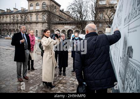 Parigi, Francia. 7 dicembre 2021. Crown Princess Victoria visita Notre Dame a Parigi, Francia, il 07 dicembre 2021. La Crown Princess è in visita di tre giorni a Parigi. Foto: Christine Olsson/TT code 10430 Credit: TT News Agency/Alamy Live News Foto Stock