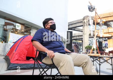 Bangkok, Tailandia. 7 Dic 2021. Il gruppo T'Challa organizza un evento ''la pantera nera non deve morire gratis'' con una discussione del forum ''ripristinare la giustizia perduta'' e mostra d'arte. In occasione della Corte Provinciale di Thong Pha Phum, Provincia di Kanchanaburi, una nomina ad ascoltare la sentenza della Corte Suprema sul caso di caccia alla pantera nera in un Santuario naturale di Thung Yai Naresuan l'8 dicembre 2021 (Credit Image: © Adirach Toumlamoon/Pacific Press via ZUMA Press Wire) Foto Stock