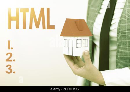 Didascalia testo che presenta HTML. Foto concettuale la lingua franca per la pubblicazione di ipertesto sul World Wide Web Man presentare casa in affitto in vestito Foto Stock