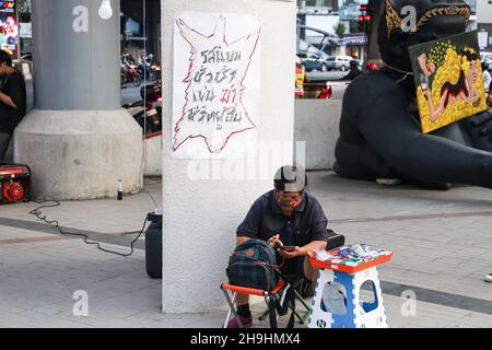 Bangkok, Tailandia. 7 Dic 2021. Il gruppo T'Challa organizza un evento ''la pantera nera non deve morire gratis'' con una discussione del forum ''ripristinare la giustizia perduta'' e mostra d'arte. In occasione della Corte Provinciale di Thong Pha Phum, Provincia di Kanchanaburi, una nomina ad ascoltare la sentenza della Corte Suprema sul caso di caccia alla pantera nera in un Santuario naturale di Thung Yai Naresuan l'8 dicembre 2021 (Credit Image: © Adirach Toumlamoon/Pacific Press via ZUMA Press Wire) Foto Stock