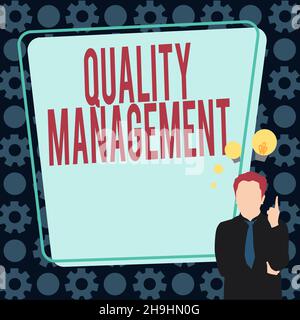 Scrittura a mano segno Gestione della qualità. Business idea mantenere il livello di eccellenza High Standard Product Services Illustrazione di Un imprenditore in piedi Foto Stock