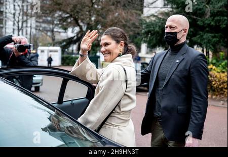 Parigi, Francia. 7 dicembre 2021. Crown Princess Victoria Leave City Universitaire Paris, France, on Dec. 07, 2021. La Crown Princess è in visita di tre giorni a Parigi. Foto: Christine Olsson/TT code 10430 Credit: TT News Agency/Alamy Live News Foto Stock