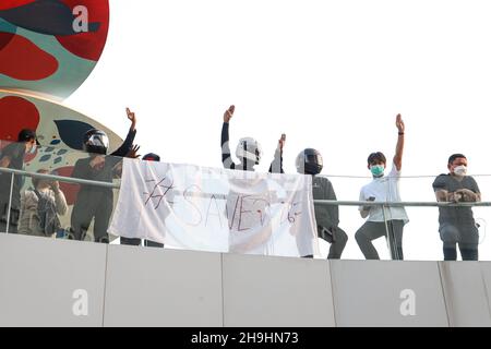 Bangkok, Tailandia. 7 Dic 2021. I manifestanti si sono Uniti in espressioni simboliche con il messaggio #SaveChana a sostegno dell'opposizione alla costruzione della tenuta industriale di Chana; durante l'evento ''la pantera nera non deve morire per libero'' in occasione della Corte Provinciale di Thong Pha Phum, Un appuntamento per ascoltare la sentenza della Corte Suprema sul caso di caccia di pantera nera in un Thung Yai Naresuan Wildlife Sanctuary l'8 dicembre 2021 (Credit Image: © Adirach Toumlamoon/Pacific Press via ZUMA Press Wire) Foto Stock