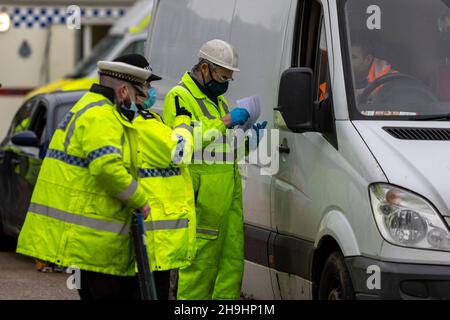 Ipswich, Suffolk. 7 dicembre 2021. Operation Alliance - polizia della Seven Force Collaboration Area (7F) insieme a funzionari della DVSA, DVLA, Suffolk Trading Standards, Environment Agency e GLAA bersagliano i criminali che utilizzano la rete stradale in un'operazione pianificata a Ipswich oggi. Credit: Ricci Fothergill/Alamy Live News Foto Stock