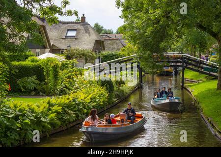 GIETHOORN, PAESI BASSI - AGOSTO 01 2017: Visitatori sconosciuti nel giro turistico in barca in un canale a Giethoorn. Le belle case e il giardinaggio Foto Stock