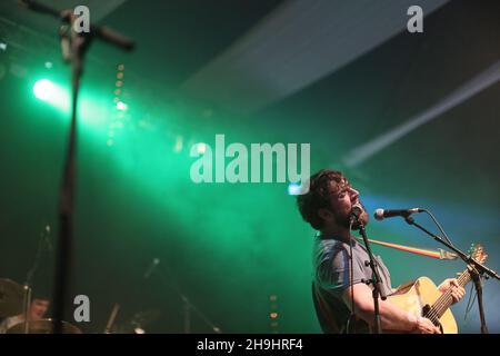 Johnny Lynch del sentiero del Pittico che si esibisce alla fine del Road Festival 2012, Dorset Foto Stock