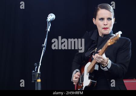 Anna Calvi si esibisce alla fine del Road Festival 2012, Dorset Foto Stock