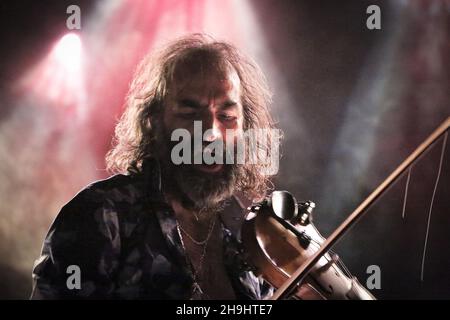Warren Ellis di Dirty Three si esibisce al Shepherds Bush O2 di Londra Foto Stock
