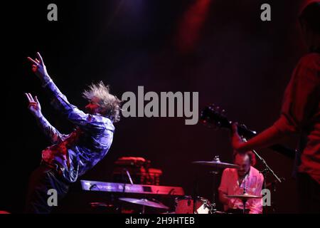 Warren Ellis di Dirty Three si esibisce al Shepherds Bush O2 di Londra Foto Stock