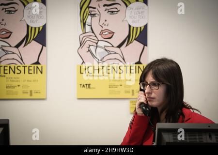 Rachel Summers di Tate Modern al telefono nel Negozio di articoli da regalo della mostra retrospettiva del Lichtenstein a Tate Modern Che ha aperto il 18 febbraio Foto Stock