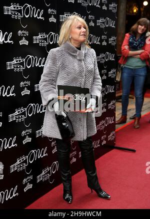 Elaine Paige arrivo per la notte di apertura di una volta a. Il Phoenix Theatre di Londra Foto Stock