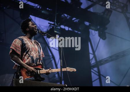 Kele Okereke di Bloc Party si esibisce dal vivo sul palco come parte del festival Latitude 2013 a Suffolk, Inghilterra Foto Stock