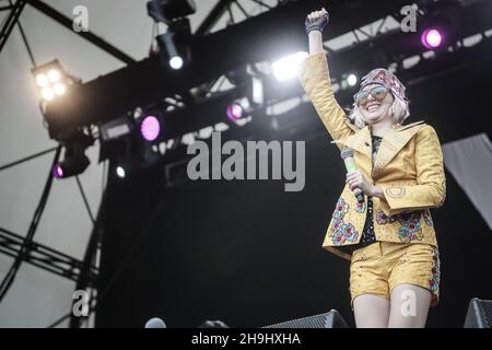 Karen o of Yeah Yeah Yeahs si esibisce dal vivo sul palco come parte del festival Latitude 2013 a Suffolk, Inghilterra Foto Stock