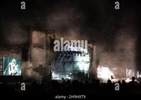 The Foals on the Obelisk stage chiusura degli EDITOR del festival Latitude 2013 NOTA: Questa immagine è stata elaborata utilizzando un software di manipolazione delle immagini Foto Stock