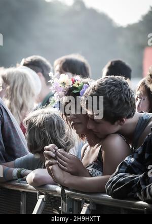 Una giovane coppia davanti alla folla davanti alle prestazioni locali degli EDITORI Latitude 2013 NOTA: Questa immagine è stata elaborata utilizzando un software di manipolazione delle immagini Foto Stock