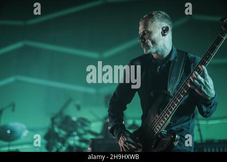 Red Hot Chili Peppers bassista Flea sul palco come parte Di atomi per la Pace vivono sul palco alla Roundhouse A Londra Foto Stock