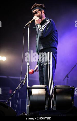 Mark Oliver Everett of the Eels che si esibisce dal vivo sul palco come parte della fine del festival Road Festival 2013 a Dorset Foto Stock