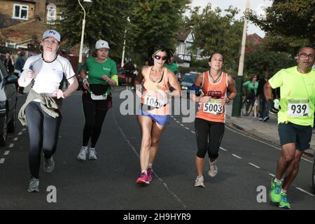 Scene della Mezza Maratona di Ealing del 2013 Foto Stock