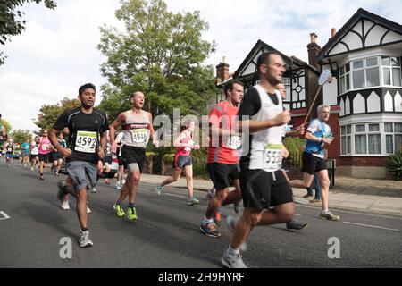 Scene della Mezza Maratona di Ealing del 2013 Foto Stock