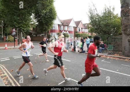 Scene della Mezza Maratona di Ealing del 2013 Foto Stock