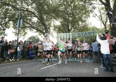 Scene della Mezza Maratona di Ealing del 2013 Foto Stock