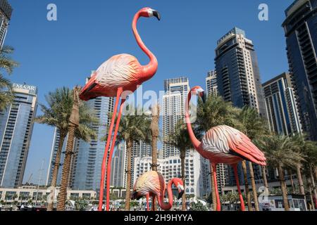 Sculture di fenicotteri rosa a Dubai Creek, Dubai, Emirati Arabi Uniti Foto Stock