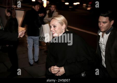 Camilla Dallerup e Kevin Sacre (a destra) arrivando al Teatro Adelphi di Londra per il musical The Bodyguard Foto Stock