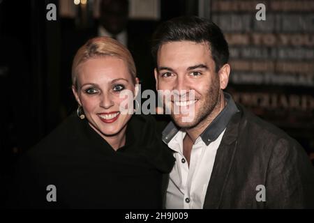 Camilla Dallerup e Kevin Sacre arrivano al Teatro Adelphi di Londra per il musical The Bodyguard Foto Stock