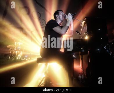 Chris Martin di Coldplay ha suonato dal vivo sul palco all'evento Under1Roof Fund-Raising per Kids Company presso l'Hammersmith Apollo di Londra. Foto Stock