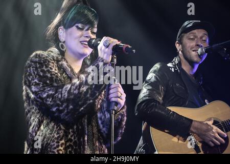 Lily Allen e Chris Martin si esibiscono dal vivo sul palco all'evento Under1Roof Fund-Raising per Kids Company all'Hammersmith Apollo di Londra. Foto Stock