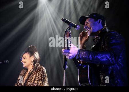 Lily Allen e Chris Martin si esibiscono dal vivo sul palco all'evento Under1Roof Fund-Raising per Kids Company all'Hammersmith Apollo di Londra. Foto Stock