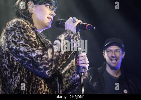 Lily Allen e Chris Martin si esibiscono dal vivo sul palco all'evento Under1Roof Fund-Raising per Kids Company all'Hammersmith Apollo di Londra. Foto Stock