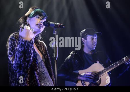 Lily Allen e Chris Martin si esibiscono dal vivo sul palco all'evento Under1Roof Fund-Raising per Kids Company all'Hammersmith Apollo di Londra. Foto Stock