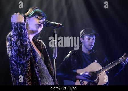 Lily Allen e Chris Martin si esibiscono dal vivo sul palco all'evento Under1Roof Fund-Raising per Kids Company all'Hammersmith Apollo di Londra. Foto Stock