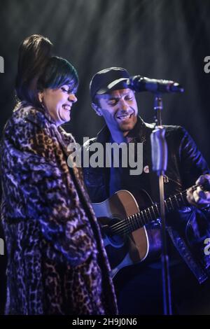 Lily Allen e Chris Martin si esibiscono dal vivo sul palco all'evento Under1Roof Fund-Raising per Kids Company all'Hammersmith Apollo di Londra. Foto Stock