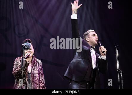 Lily Allen e Robbie Williams si esibiscono dal vivo sul palco all'evento Under1Roof Fund-Raising per la Kids Company presso l'Hammersmith Apollo di Londra. Foto Stock