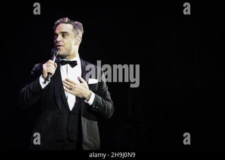 Lily Allen e Robbie Williams si esibiscono dal vivo sul palco all'evento Under1Roof Fund-Raising per la Kids Company presso l'Hammersmith Apollo di Londra. Foto Stock